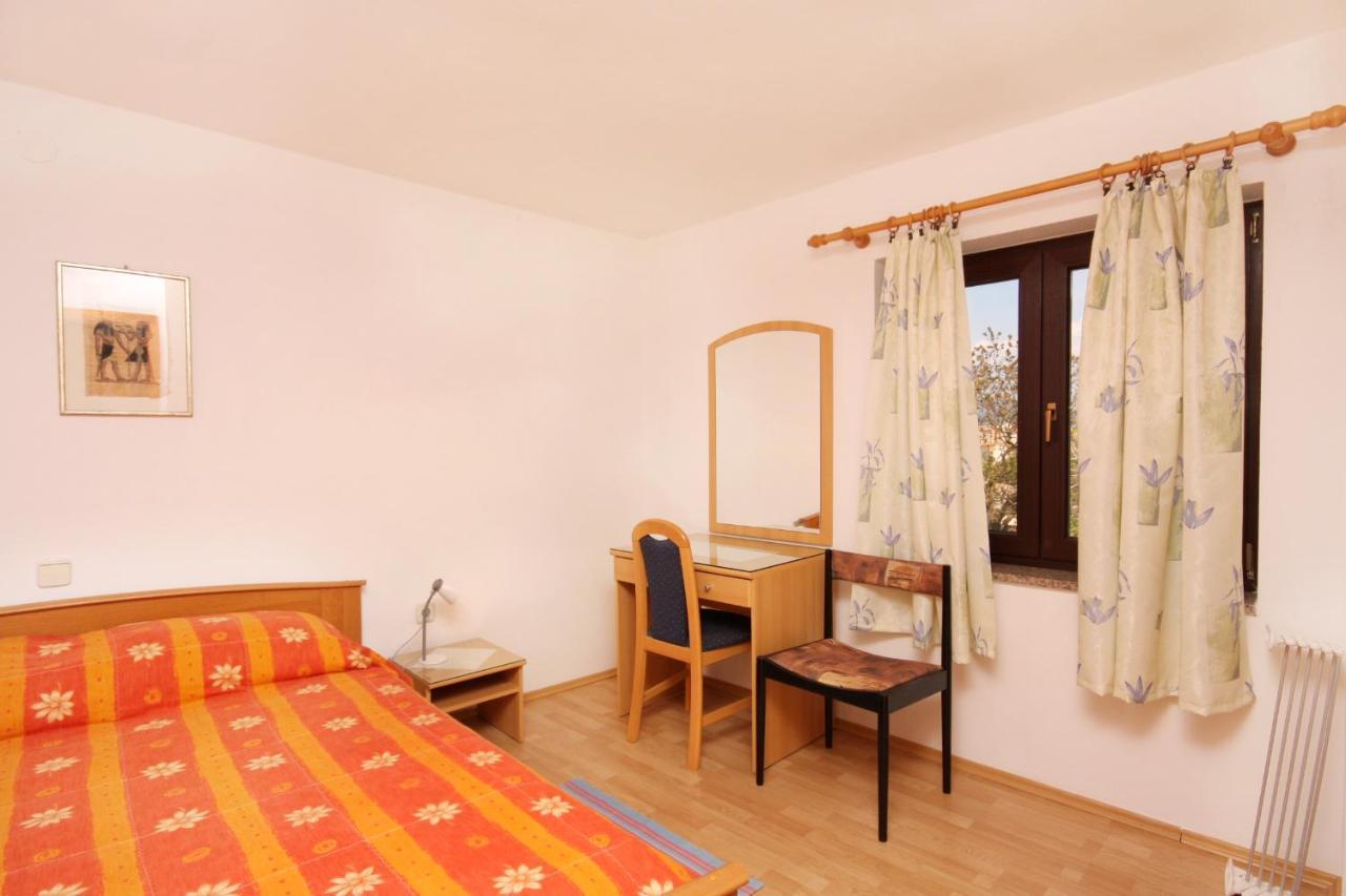 Apartments And Rooms With Parking Space Vrbnik, Krk - 5301 Exterior photo