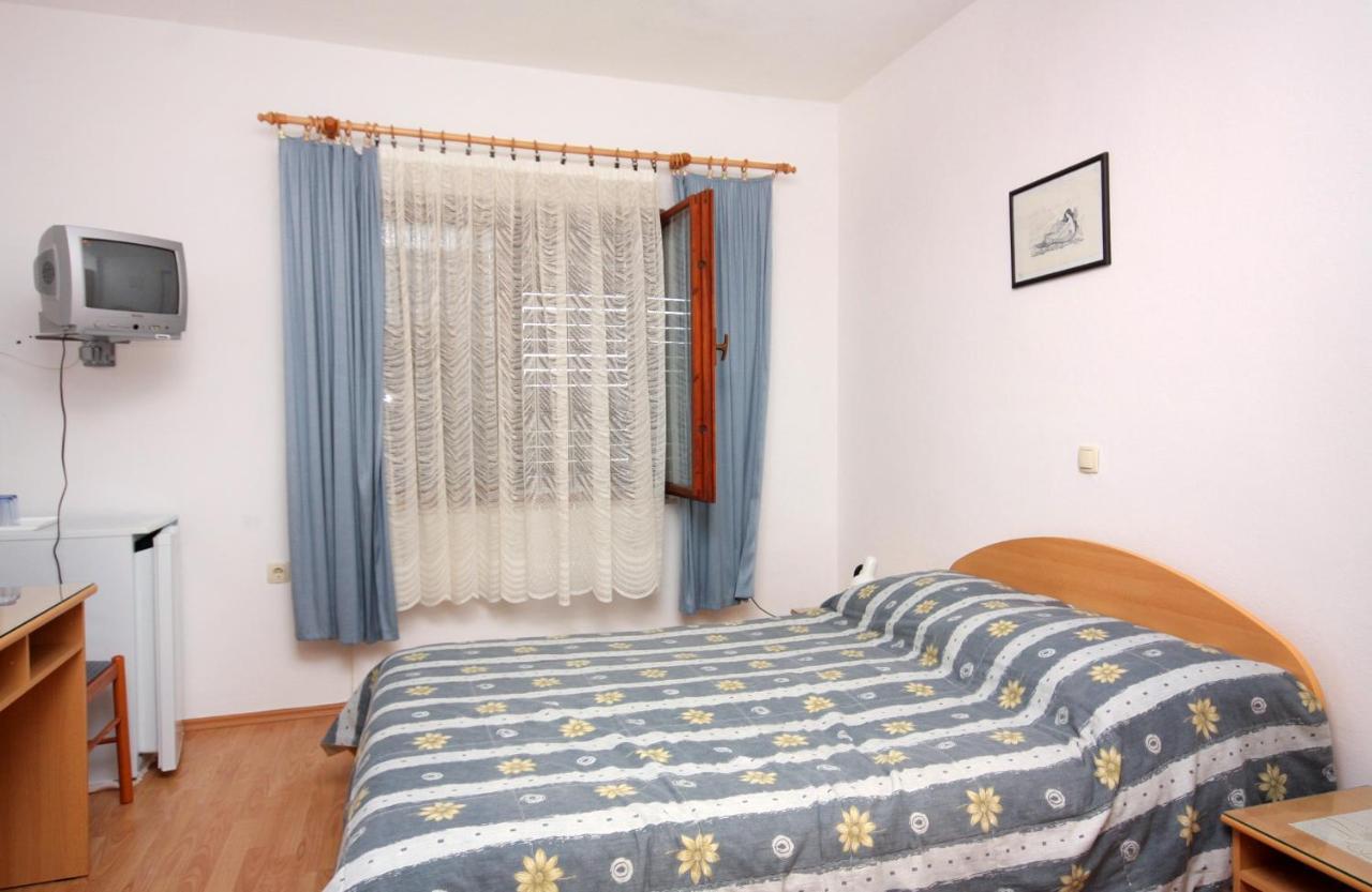 Apartments And Rooms With Parking Space Vrbnik, Krk - 5301 Exterior photo