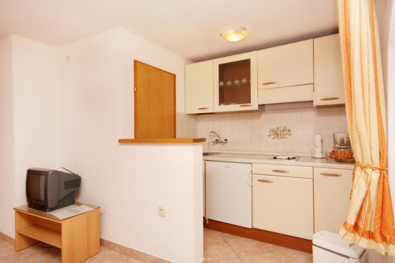 Apartments And Rooms With Parking Space Vrbnik, Krk - 5301 Exterior photo
