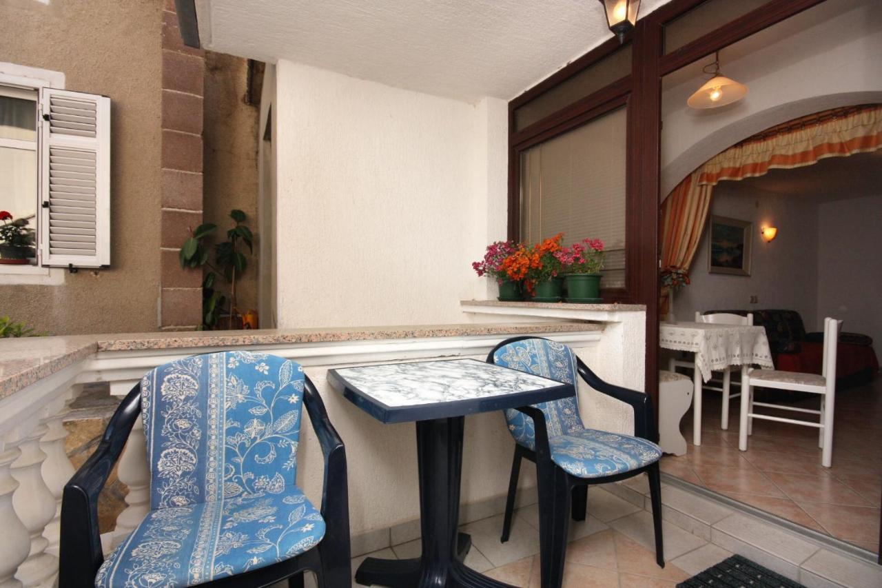 Apartments And Rooms With Parking Space Vrbnik, Krk - 5301 Exterior photo