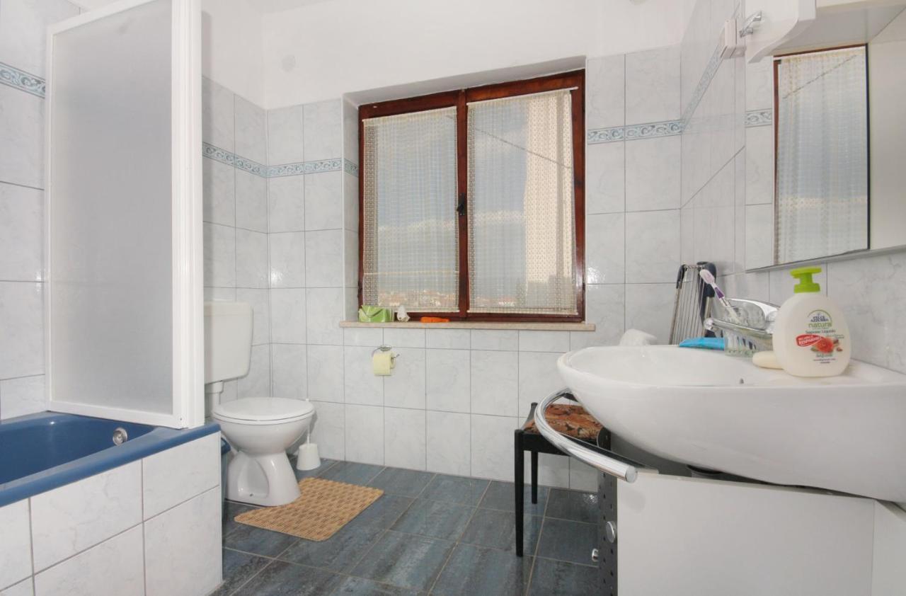 Apartments And Rooms With Parking Space Vrbnik, Krk - 5301 Exterior photo
